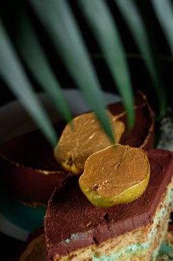 Çikolata ve armut krem ile şık pasta. Armut ile dekore edilmiş tatil için lezzetli pasta.