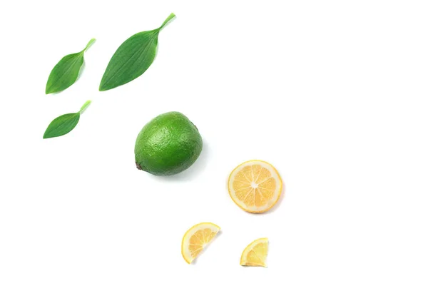 Citron et citron vert sur fond blanc — Photo
