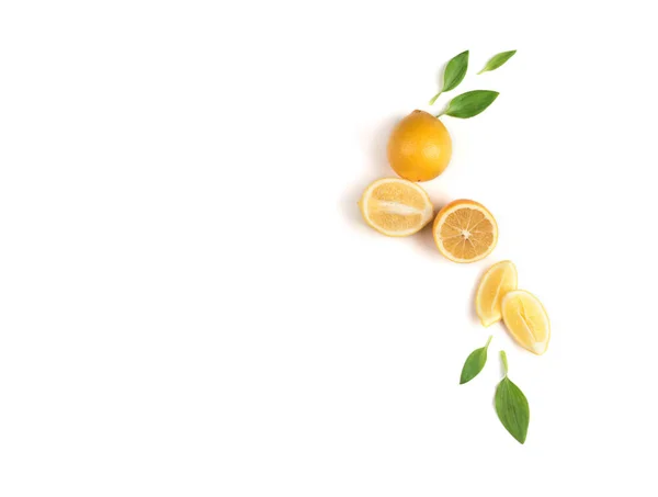 Limón maduro con hojas verdes — Foto de Stock