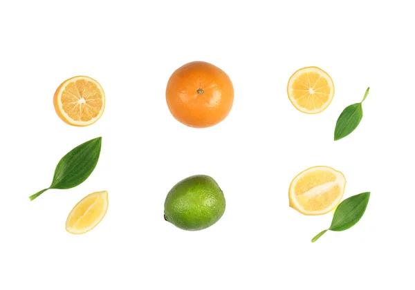 Citron, mandarine et citron vert sur fond blanc — Photo