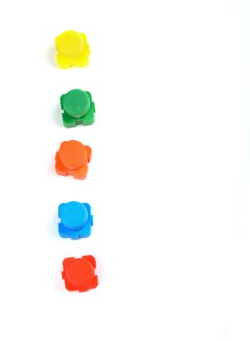 Beyaz bir arka plan üzerinde güzel kavanozlara akrilik çok renkli boya