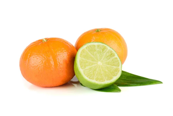 Surtido de frutas de mandarina y lima con hojas — Foto de Stock
