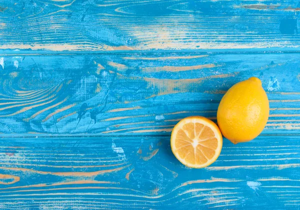Limones hermosos y maduros sobre una mesa de madera azul — Foto de Stock
