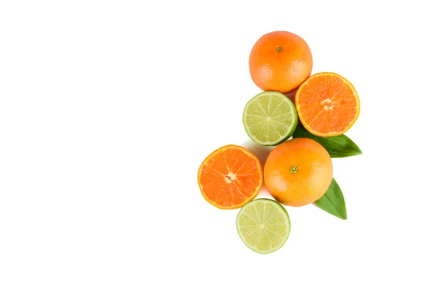 Sortiment ovoce mandarinky a vápna s listy — Stock fotografie