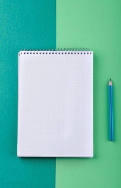 Renkli arka planda beyaz yapraklar içeren not defteri.