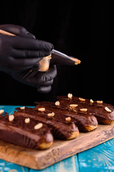 Deliciosas tortas de chocolate y cacahuete sobre una mesa de madera azul — Foto de Stock