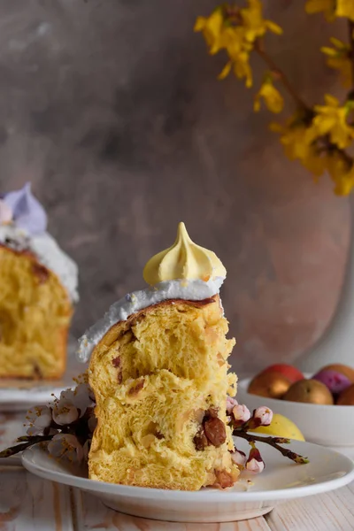 Leckeres Gebäck backen. Osterkuchen mit Füllung. Wachteleier. Blumen, Tisch, Geschirr. — Stockfoto