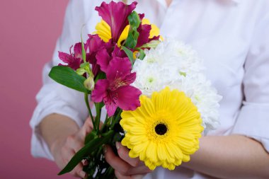 Pembe bir arka plan üzerinde beatiful çiçekler ile Beatiful kız