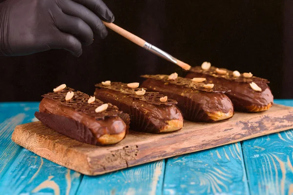 Deliciosas tortas de chocolate y cacahuete sobre una mesa de madera azul — Foto de Stock