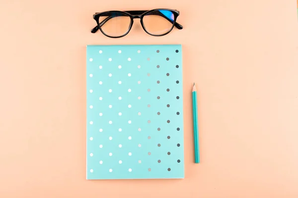 Красивый синий блокнот с карандашом, очки, на цветном фоне . — стоковое фото