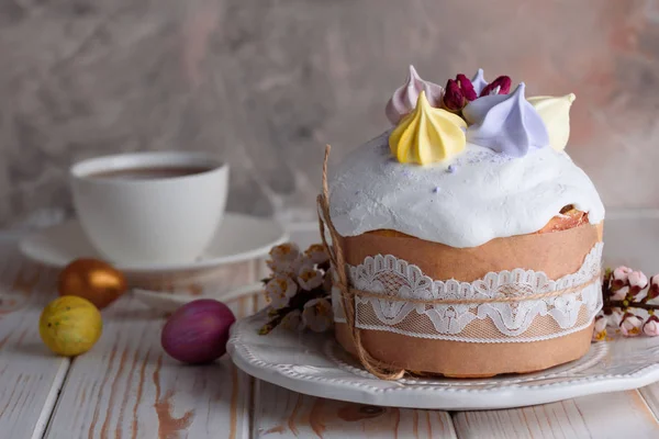 Смачна випічка. Пасхальний торт з начинкою. Перепелині яйця. Квіти, стіл, посуд . — стокове фото