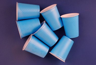 Mavi arka planda plastik bardak