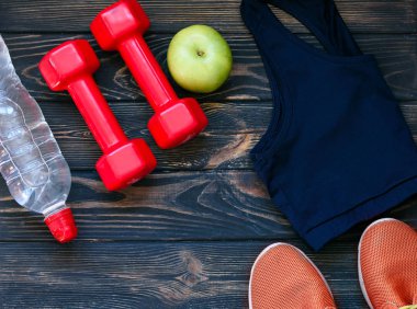 Spor ayakkabı, dumbbells, temiz su içme, arka planda