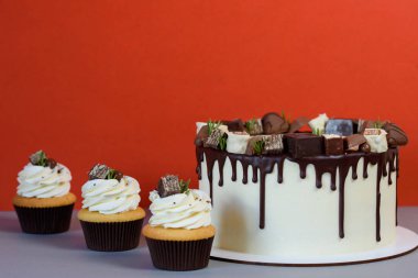 çikolata krema ve lezzetli cupcakes ile güzel kek