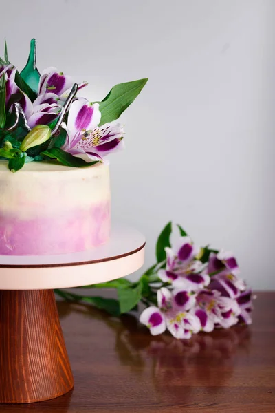 Pyszne ciasto ze świeżymi kwiatami — Zdjęcie stockowe