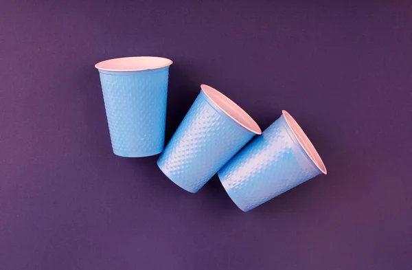 파란색 배경에 플라스틱 컵 — 스톡 사진