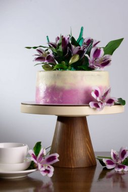 Taze çiçekler ile lezzetli kek