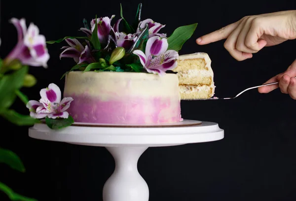 Delicioso pastel con flores frescas — Foto de Stock