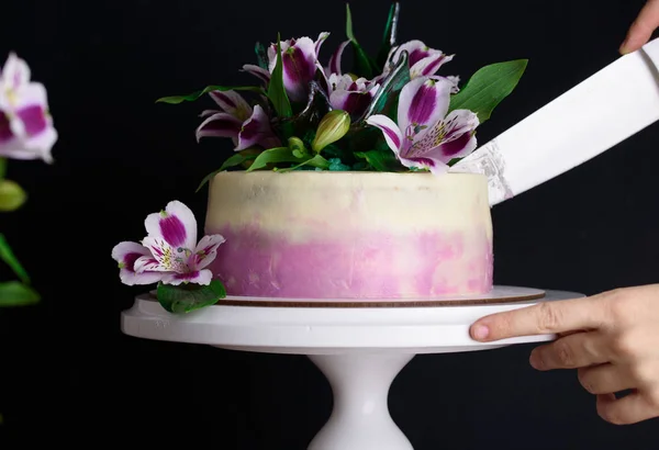 Lahodný dort s čerstvými květinami — Stock fotografie