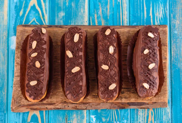 Deliciosas tortas de chocolate y cacahuete sobre una mesa de madera azul — Foto de Stock