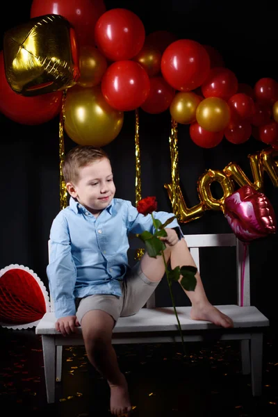 Día de San Valentín. Niño en el Día de San Valentín con bolas . — Foto de Stock