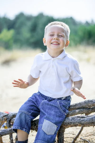 Retrato de um menino feliz que faz caras engraçadas — Fotografia de Stock