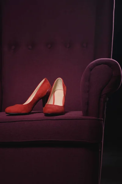 Mooie fluwelen vrouwelijke schoenen op Bourgondische stoel — Stockfoto