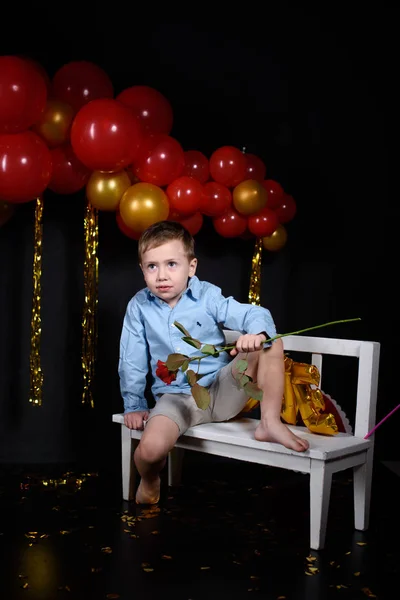 Día de San Valentín. Niño en el Día de San Valentín con rosa . — Foto de Stock