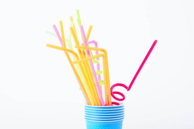 Mavi cam renkli plastik tüpler