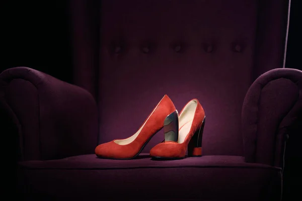 Mooie fluwelen vrouwelijke schoenen op Bourgondische stoel — Stockfoto
