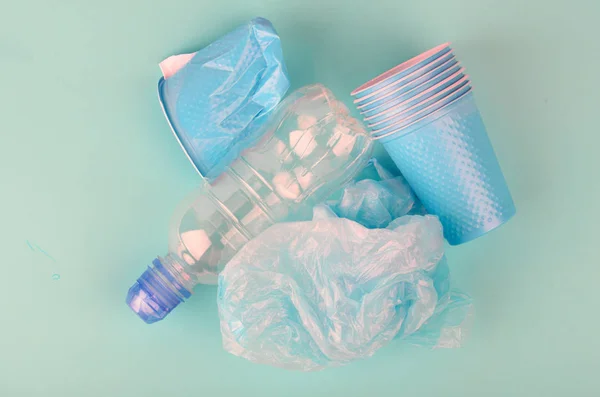 Пластиковый мусор на цветном фоне. Экология — стоковое фото