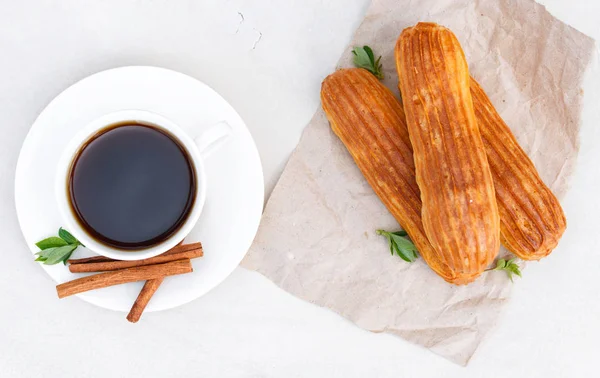 Yaz kafede Eclairs ile kokulu kahve.