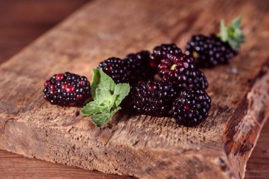 Böğürtlenler ahşap masada