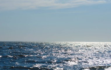 Güneşten öne çıkanlar ile denizin güzel manzarası.