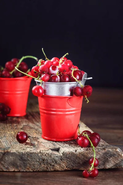 Gekühlte rote Johannisbeeren auf Holzgrund — Stockfoto