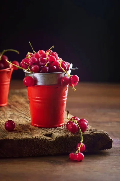 Gekühlte rote Johannisbeeren auf Holzgrund — Stockfoto