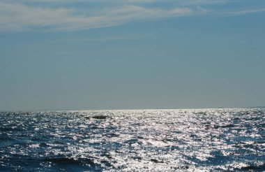 Güneşten öne çıkanlar ile denizin güzel manzarası.