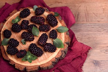 Böğürtlenler ahşap masada