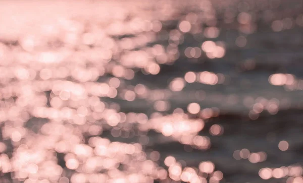 Beau fond, vue sur la mer floue, soleil éblouissant. Flou — Photo