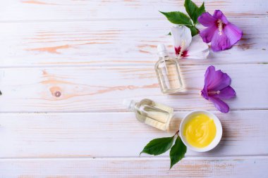 Ahşap bir arka planda kozmetik yağlar güzel düzeni. Yüz ve vücut için doğal kozmetik