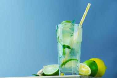Limon ve kireç, zencefil ve nane yaprakları dilimleri ile soğutma limonata.
