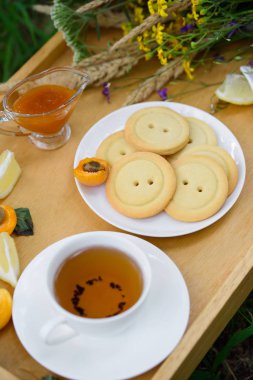 Lezzetli kısa ekmek, Kayısı reçeli, zencefil, kokulu çay, limon, yaz yazlık tarzı