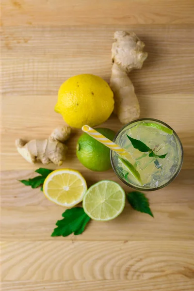 Frissítő limonádé citrommal és mészvel, gyömbéres szelet és mentalevél. — Stock Fotó