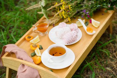 Lezzetli hafif tatlı - marshmallow, kokulu çay, limon, zencefil, yabani çiçekler