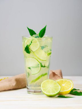 Limon ve kireç, zencefil ve nane yaprakları dilimleri ile soğutma limonata.