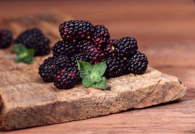 Böğürtlenler ahşap masada