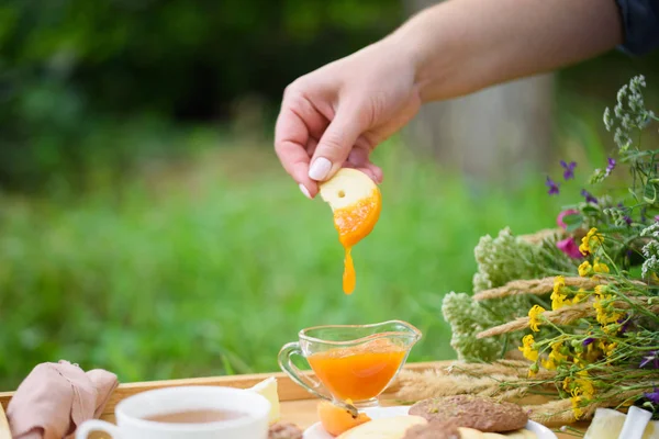 Pain sablé savoureux, confiture d'abricot, gingembre, thé parfumé, citron, dans le style cottage d'été — Photo