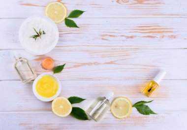 Ahşap bir arka planda kozmetik yağlar güzel düzeni. Yüz ve vücut için doğal kozmetik