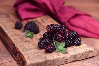 Böğürtlenler ahşap masada