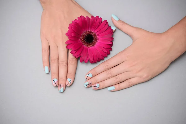 Manicure delicado bonito em mãos femininas, em fundo pastel . — Fotografia de Stock